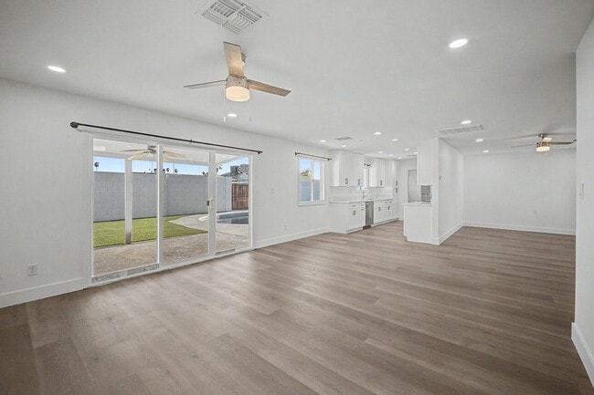 Building Photo - 6 Bed/ 3 Bath with Pool