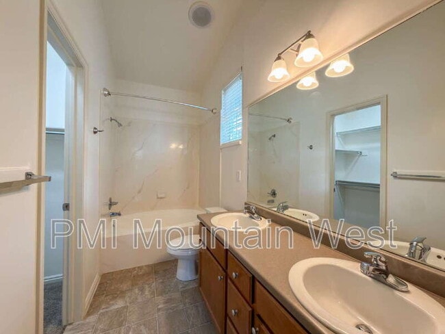 Building Photo - 443 Kent Dr