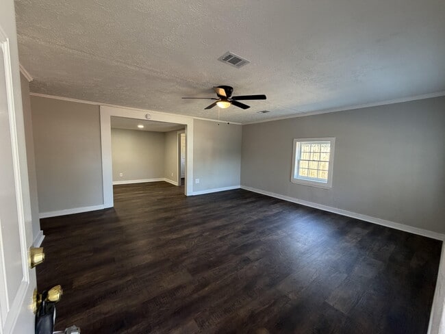 Building Photo - 142 E Forest Dr