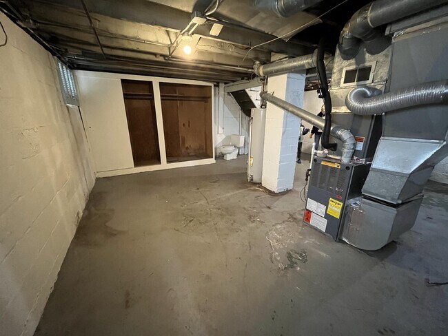 Building Photo - 1942 Barrows St