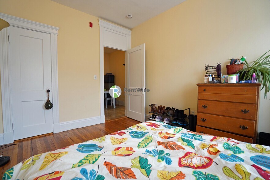 Building Photo - 76 Gordon St