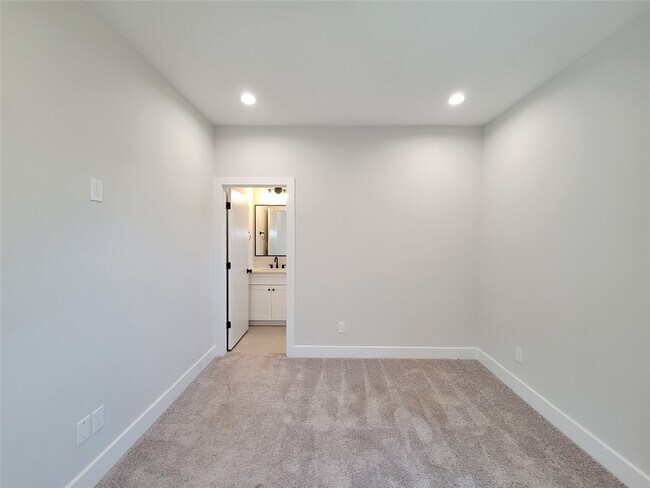 Building Photo - 905 Quitman St