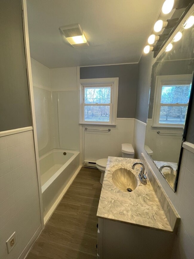 Building Photo - Beautiful newly remodeled single family ho...