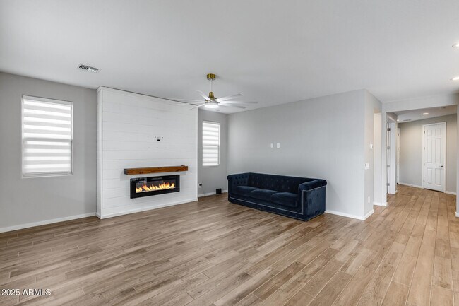 Building Photo - 17635 W Red Fox Rd