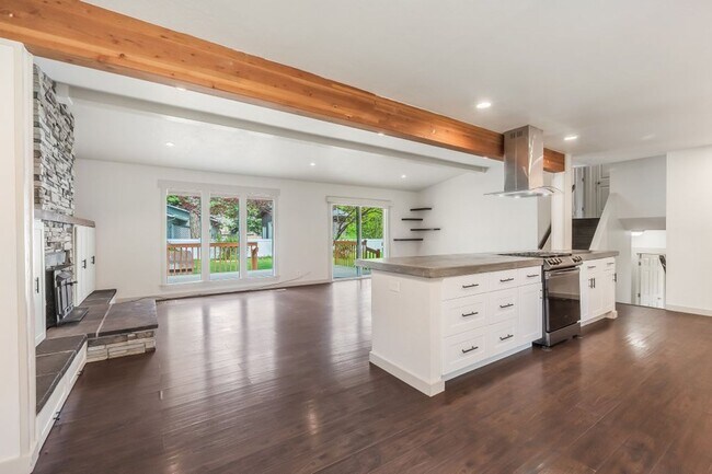 Building Photo - Emerald Estates 4 bed 2 bath with fenced yard