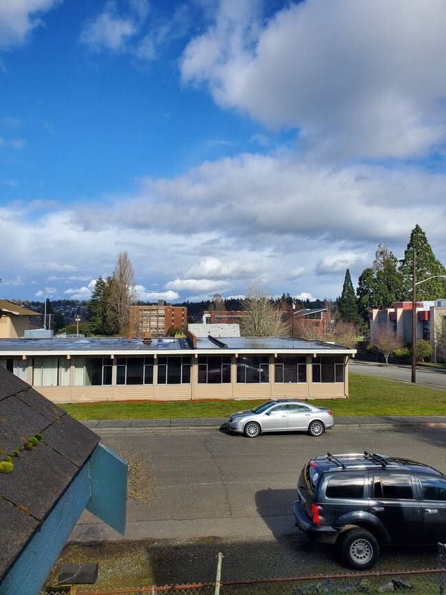 Building Photo - Large 1 Bedroom Home