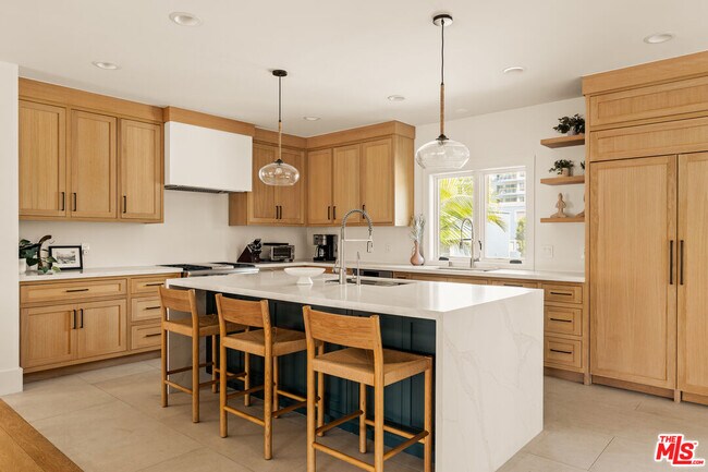 Building Photo - 3807 Vía Dolce