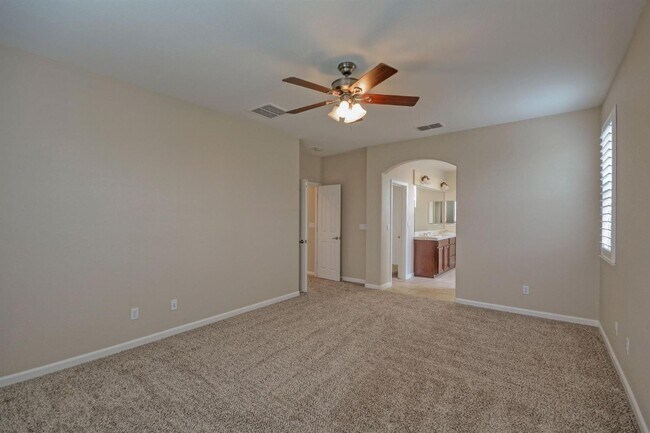 Building Photo - 4 Bedroom, 3 Bath - 3 Car Garage - Gorgeous!!!