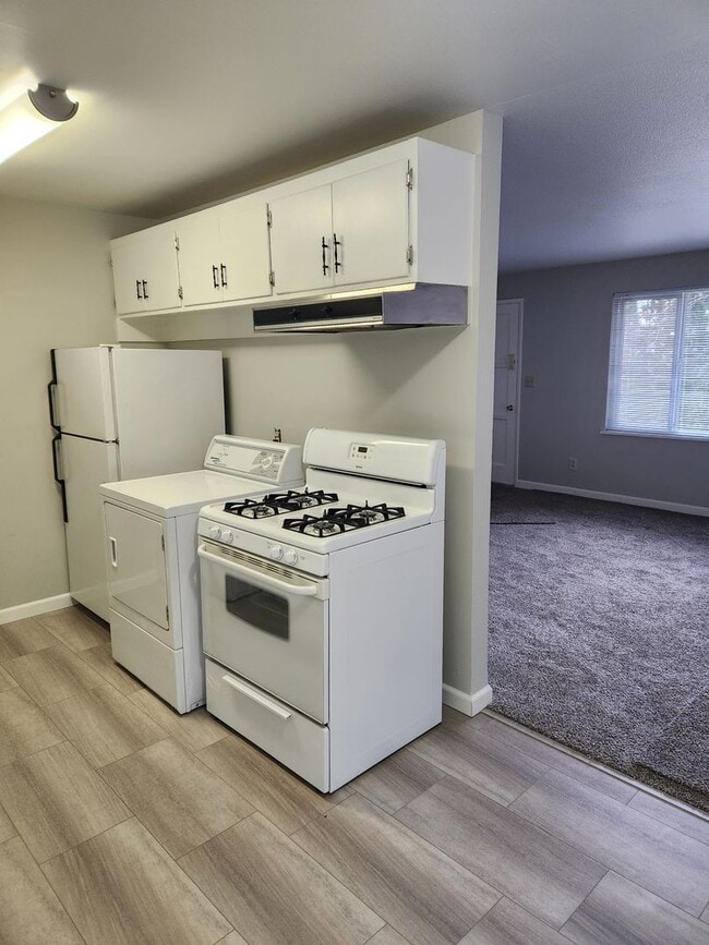 Building Photo - 2 Bedroom Duplex!!