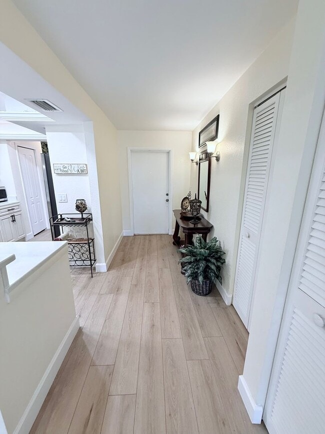 Building Photo - Beautifully Updated & Furnished 2-Bed/2-Ba...