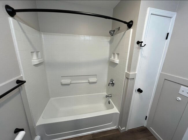 Building Photo - 1209 Rosewood Dr NE