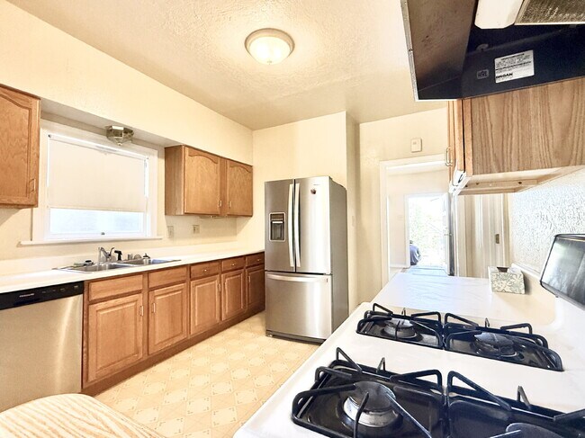 Building Photo - Charming 3-Bedroom Home with Yard – Conven...