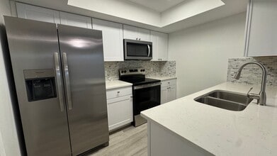 Building Photo - Beautifully Renovated 3-Bed, 2-Bath Townhome