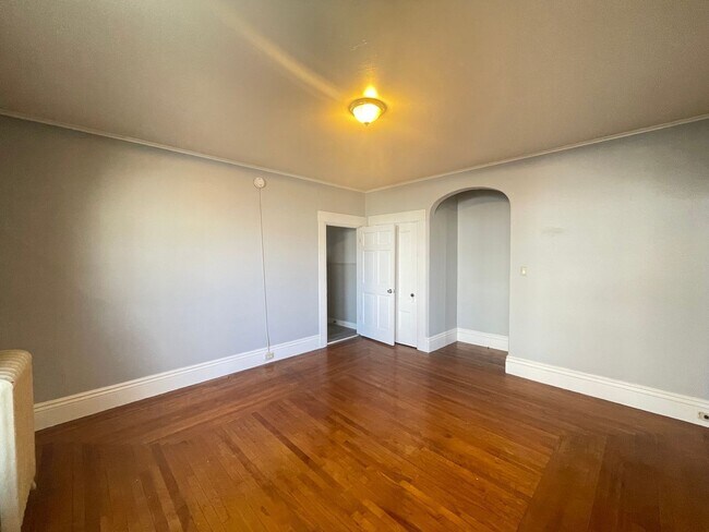 Building Photo - 341 Hanover St