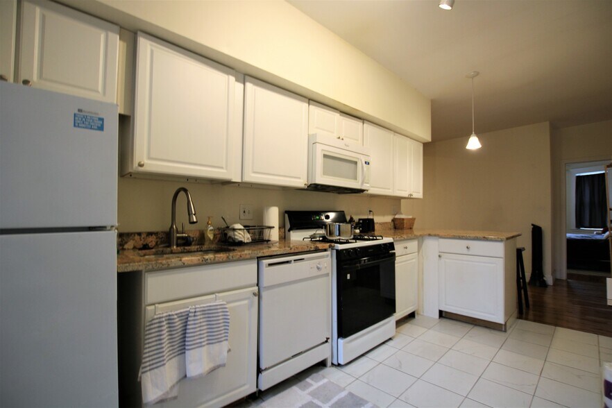 Building Photo - 1868 Commonwealth Ave