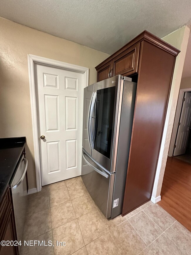 Building Photo - 555 Nightingale St