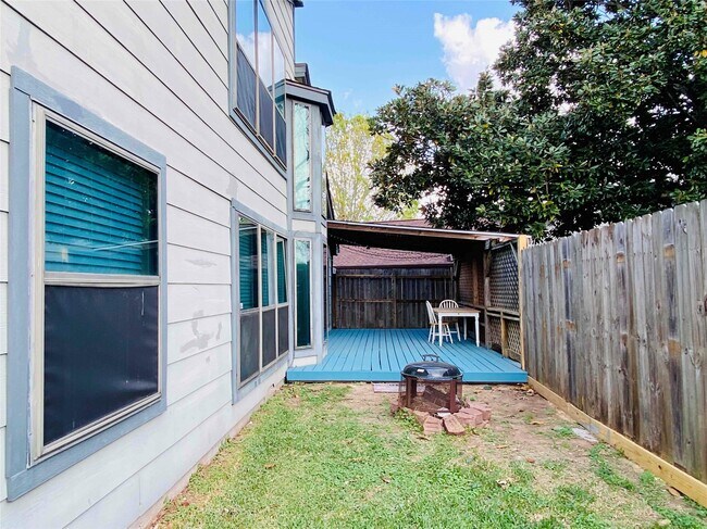 Building Photo - 2001 Highland Hills Dr