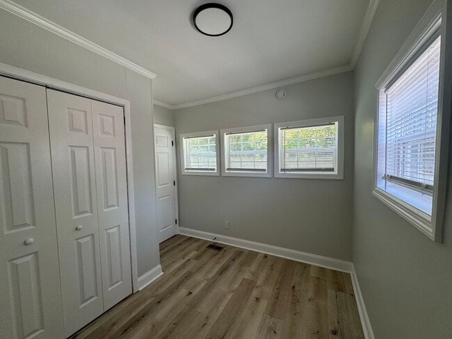 Building Photo - 3bed/1bath House $1395!