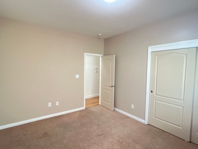 Building Photo - Northwest Bakersfield