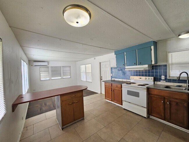 Building Photo - 503 Longfellow Blvd