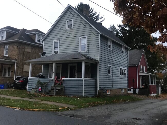 House - 220 N 8th St