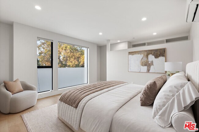 Building Photo - 807 N Detroit St