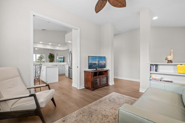 Building Photo - 3 Bed + Flex, 3 Bath 2,686 Sq Ft - Top Floor Coach Home