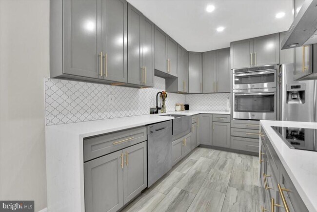 Building Photo - 8605 Western Oak Dr