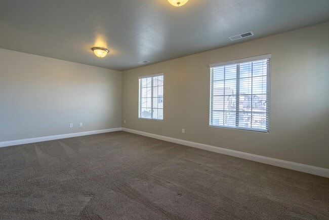 Building Photo - 3 Bedroom Townhome in Hidden Valley with C...