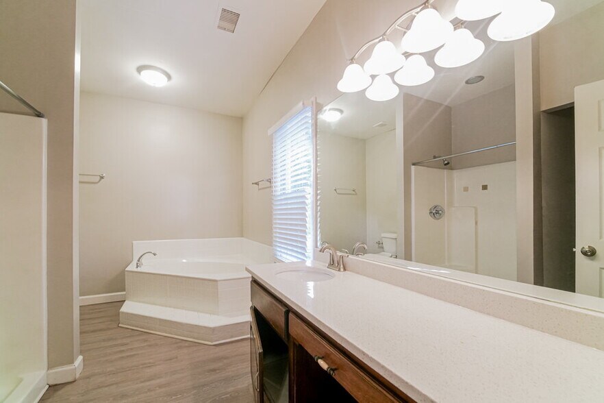 Building Photo - 8601 Stone Creek Ct