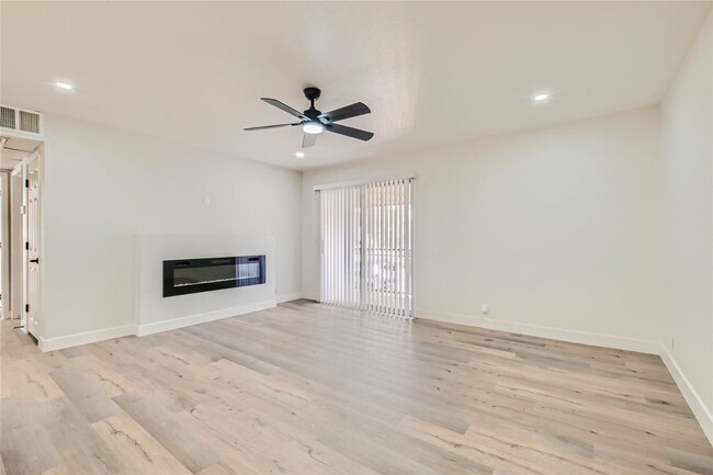 Building Photo - QUALITY DESIGNER Remodeled Condo in a Guar...
