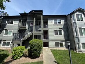 Building Photo - 2 Bed 1 Bath Totem Lake Condo