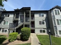 Building Photo - 2 Bed 1 Bath Totem Lake Condo