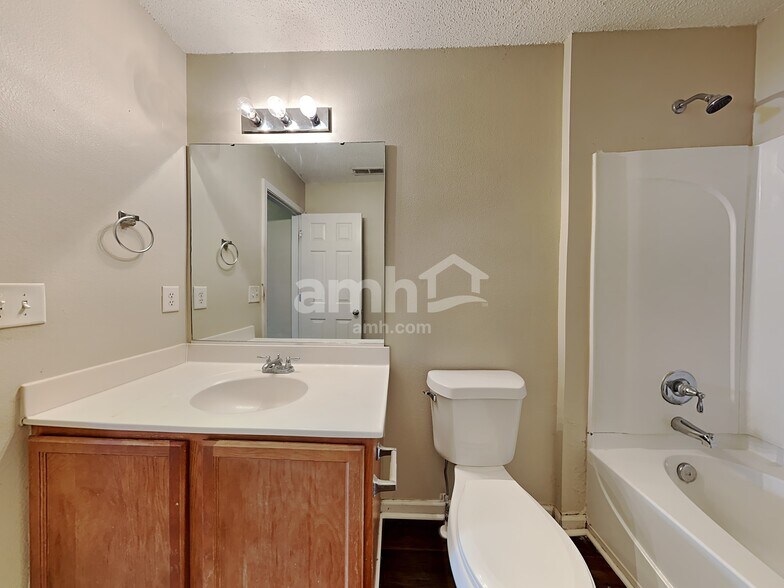Building Photo - 806 Topsail Dr