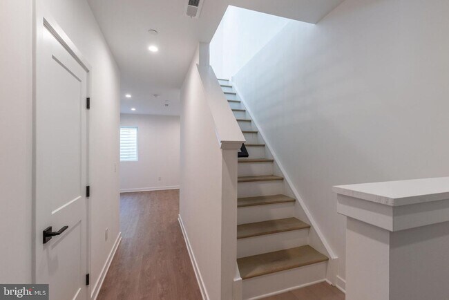 Building Photo - 1509 S Bambrey St