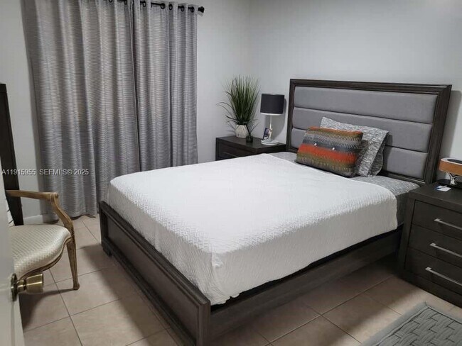 Building Photo - 3415 NE 9th Dr