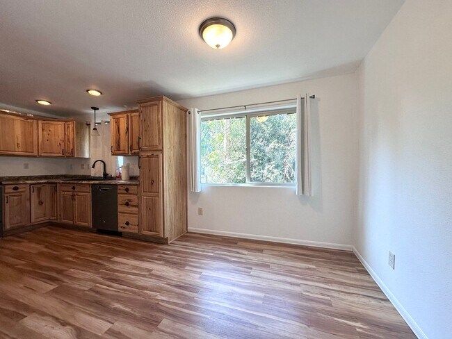 Building Photo - 2 Bed 1 Bath Duplex near Gresham Station!