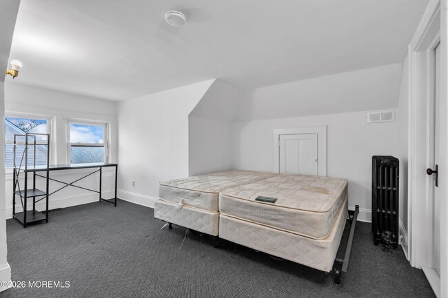 Building Photo - 3 Royal Pl