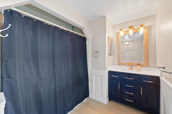 Building Photo - Stunning End-Unit Townhouse with Golf Cour...