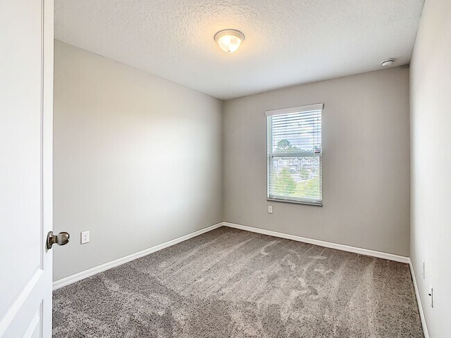 Building Photo - Stylish 3-Bedroom Townhome in Gated Sanfor...