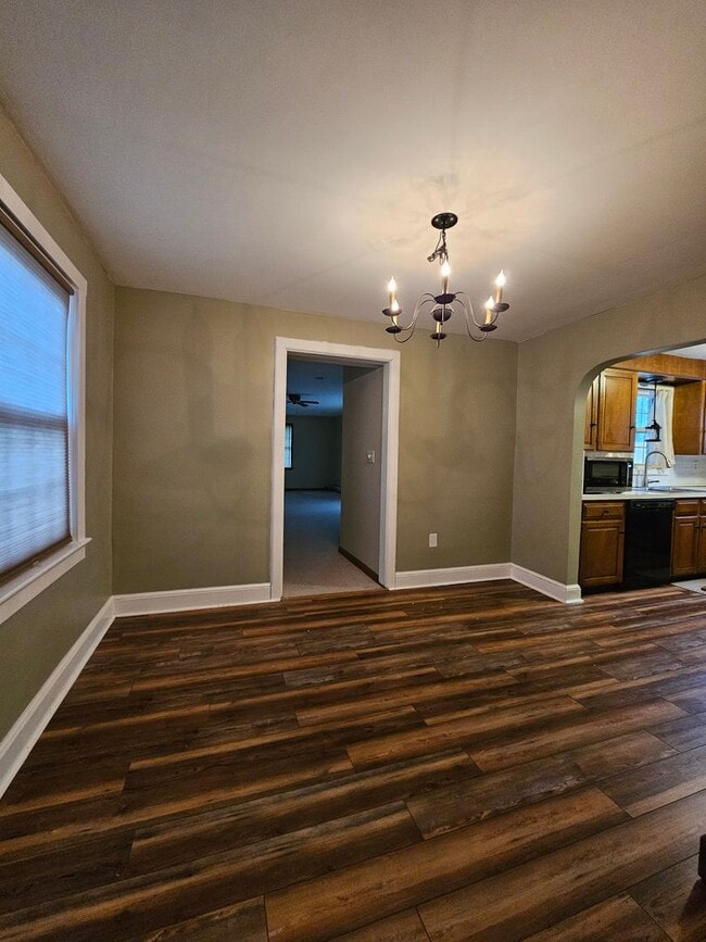 Building Photo - 102 N Forrest St