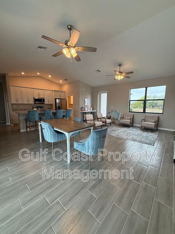 Building Photo - 2609 NE 5th Pl