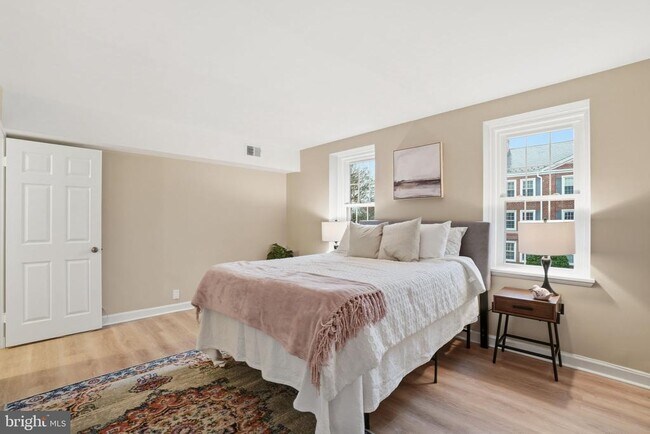 Building Photo - 3059 S Buchanan St