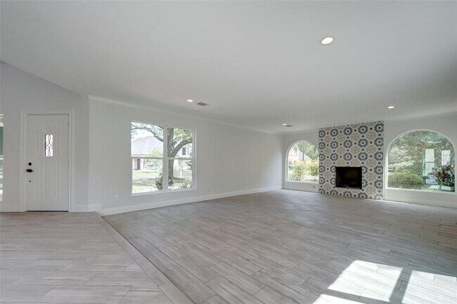 Building Photo - 818 Silvergate Dr