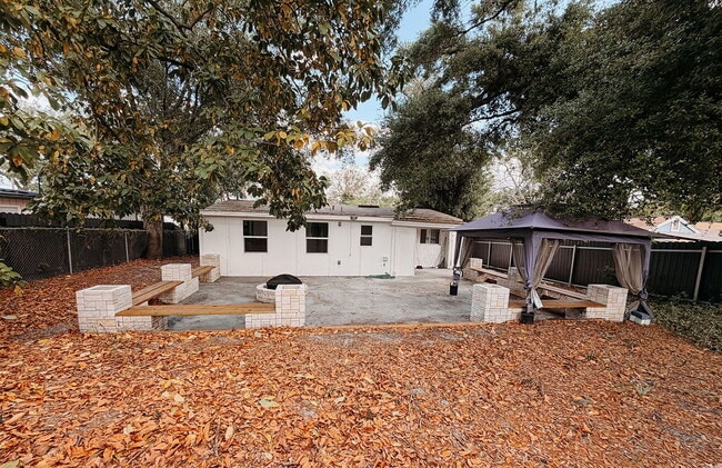 Building Photo - Home For Rent in Tampa - FULLY FENCED IN BACKYARD!