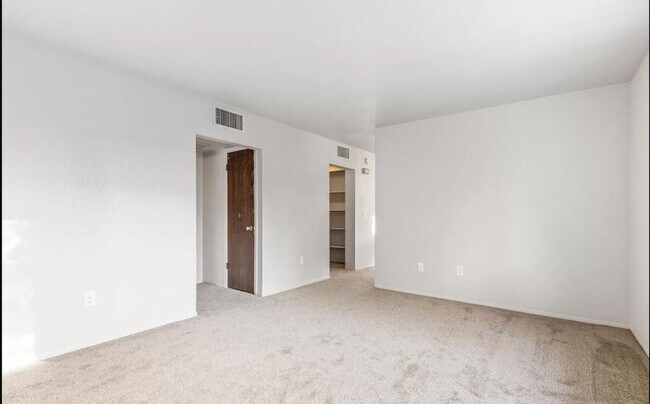 Building Photo - Cute, clean 2 bed / 1 bath in Northeast Pa...