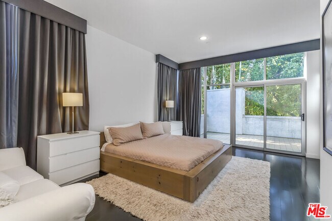 Building Photo - 900 N W Knoll Dr