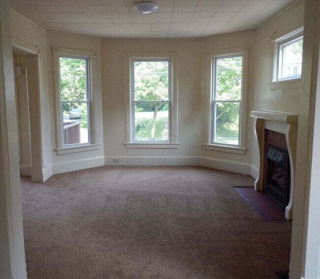 Building Photo - Bright  Second Floor Flat Around Corner Fr...