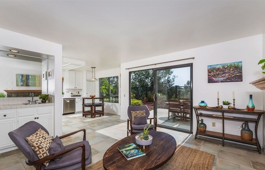 family room. furniture not included. picture taken before internal remodel. - 10734 Chinon Cir