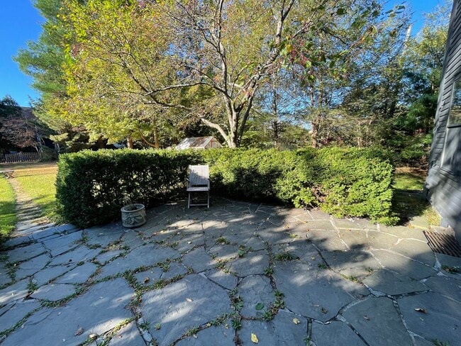 Building Photo - Charming 5-Bedroom 3.5 bath Home for Rent ...